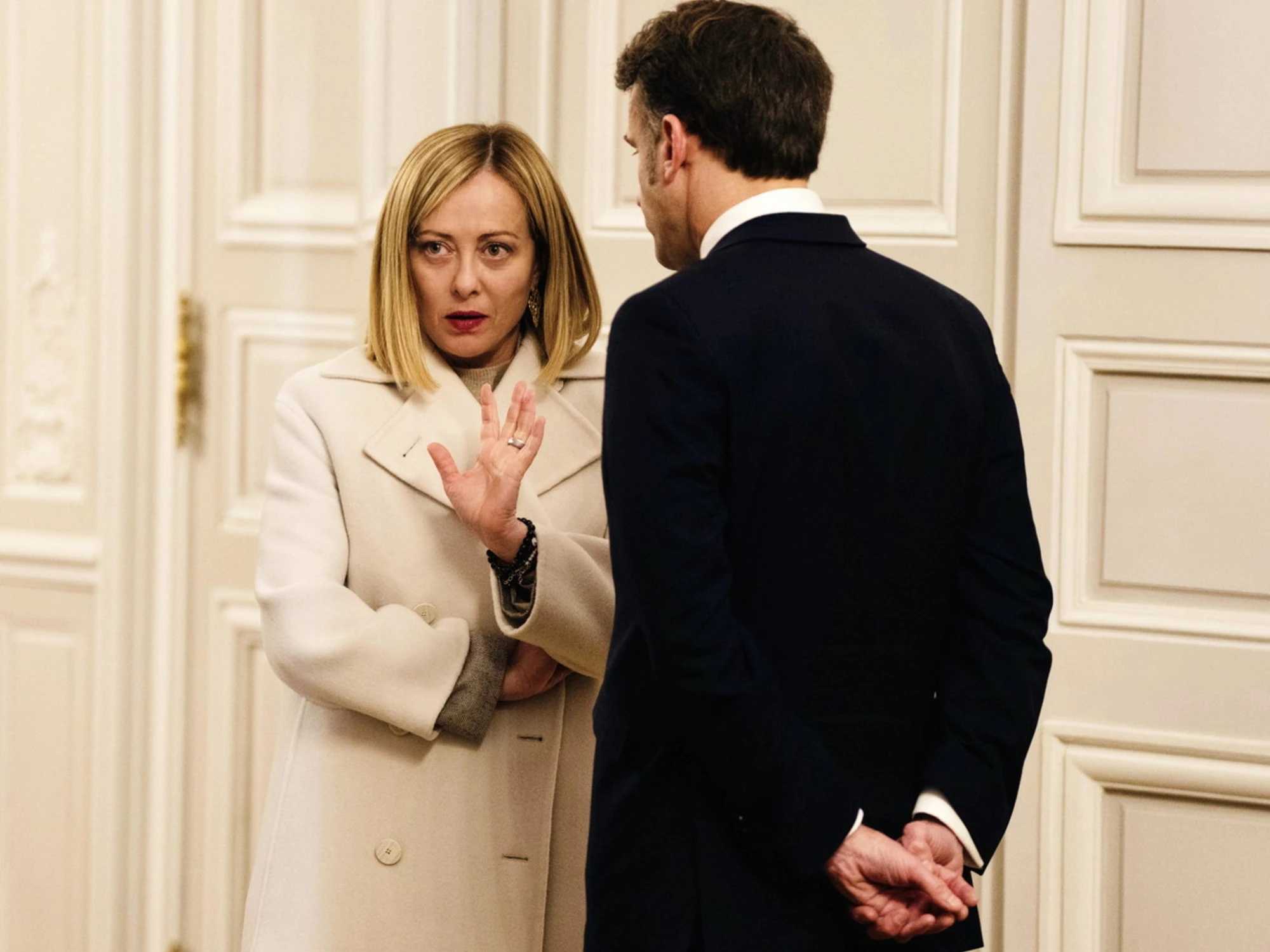 Giorgia Meloni, Politico esalta il premier e stronca la Francia: "L'Italia sta vincendo"