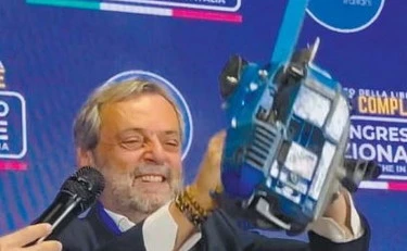 Nasce il partito della motosega