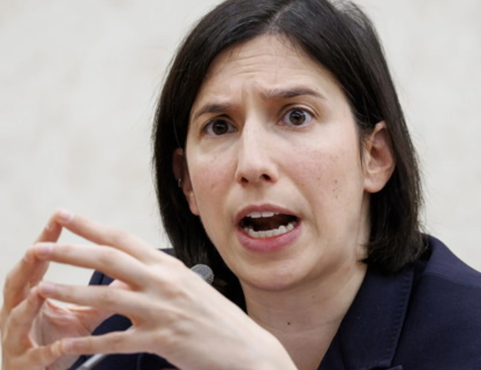 Elly Schlein ha le traveggole: "Meloni e la linea del patriarcato"