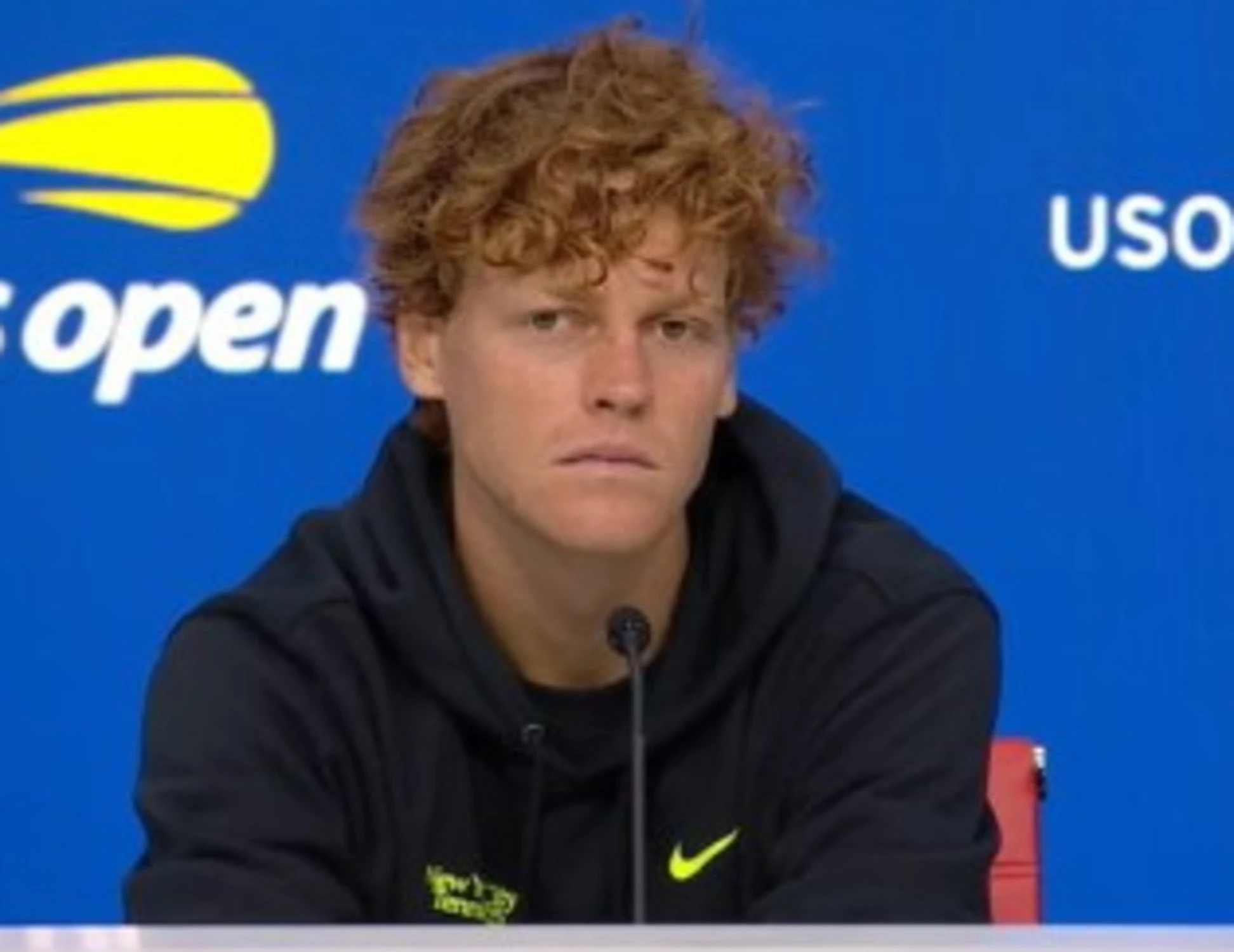 Sinner gela il giornalista: "Sai, io non mi difendo"