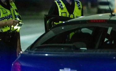 Savona, le controllano l'auto? Sale a bordo, scappa e investe due vigilesse