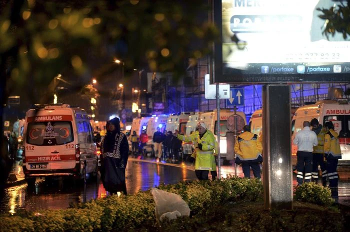 Istanbul, strage di Capodanno. Assalto al night: 39 morti: "È un attacco dell'Isis"