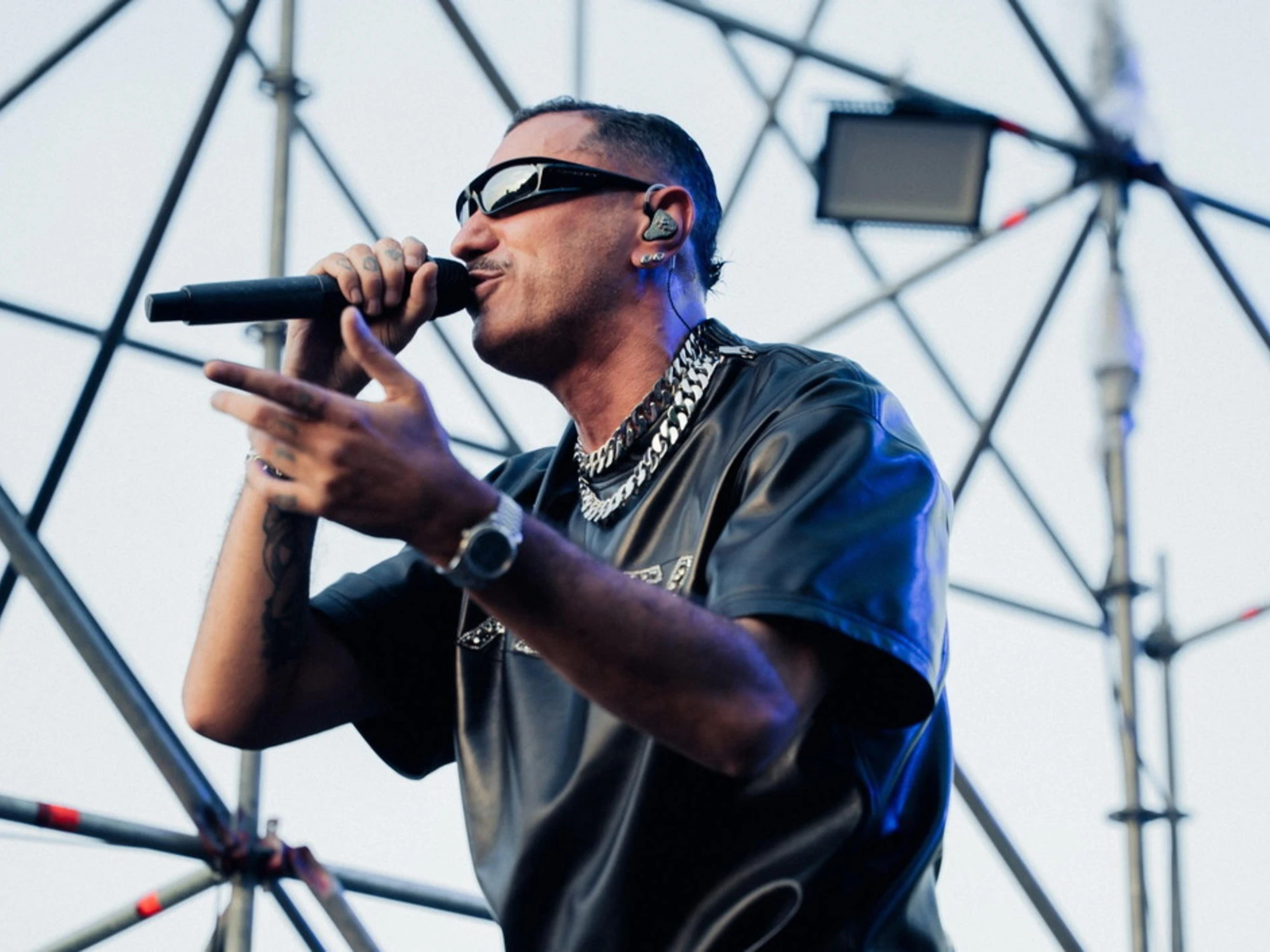 Marracash e le violenze: "Da che parte sto, siamo solo all'inizio". Le parole choc sono un caso politico