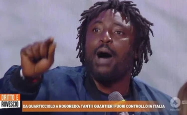 Dritto e rovescio, Paolo Del Debbio spiana il pusher: "Vuoi un cartello?"