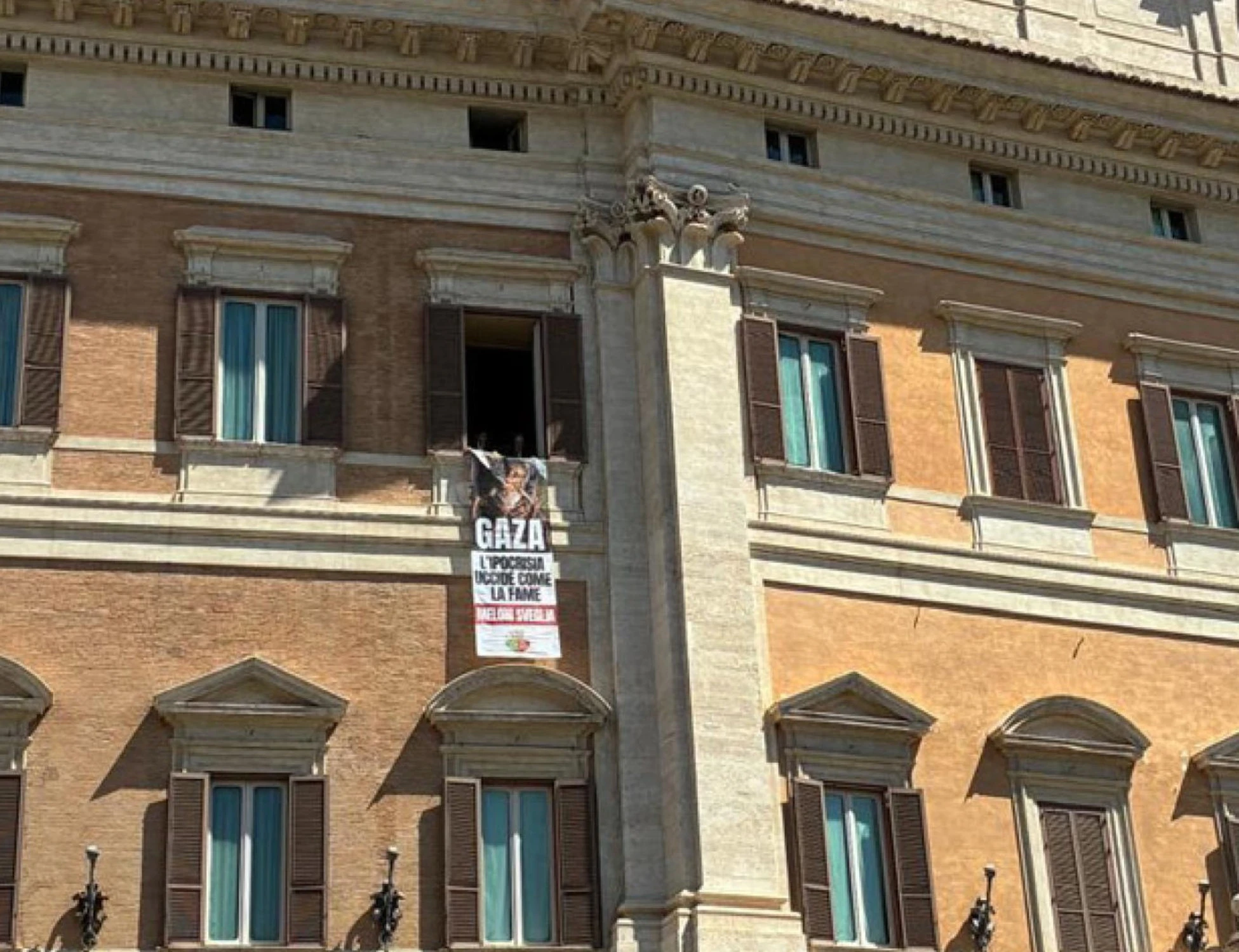 Bonelli Fratoianni, la carnevalata: cosa stendono dalla finestra della Camera, FdI li zittisce