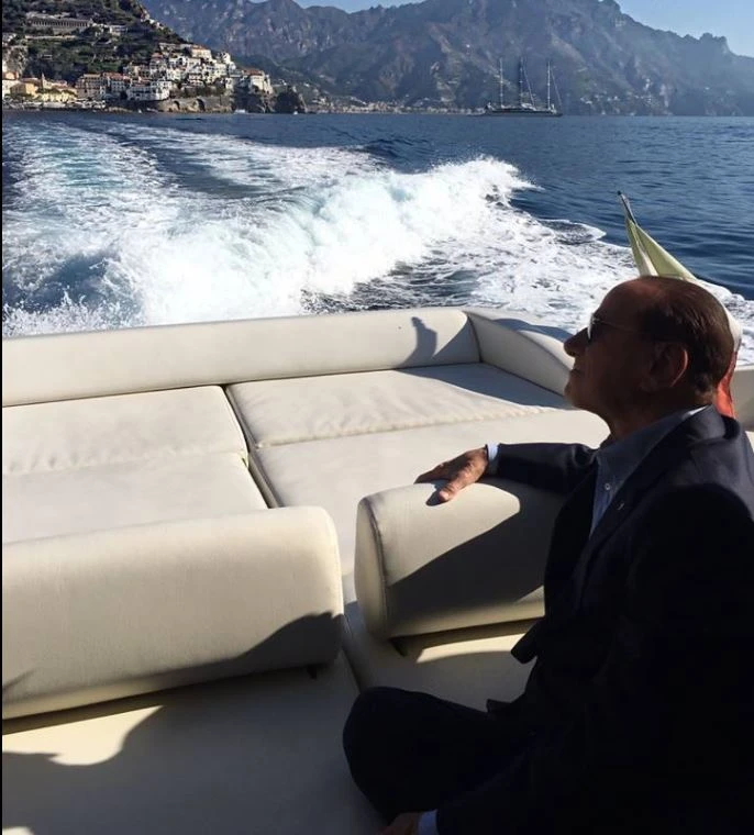 Berlusconi bloccato nel Golfo di Napoli: il motoscafo in avaria