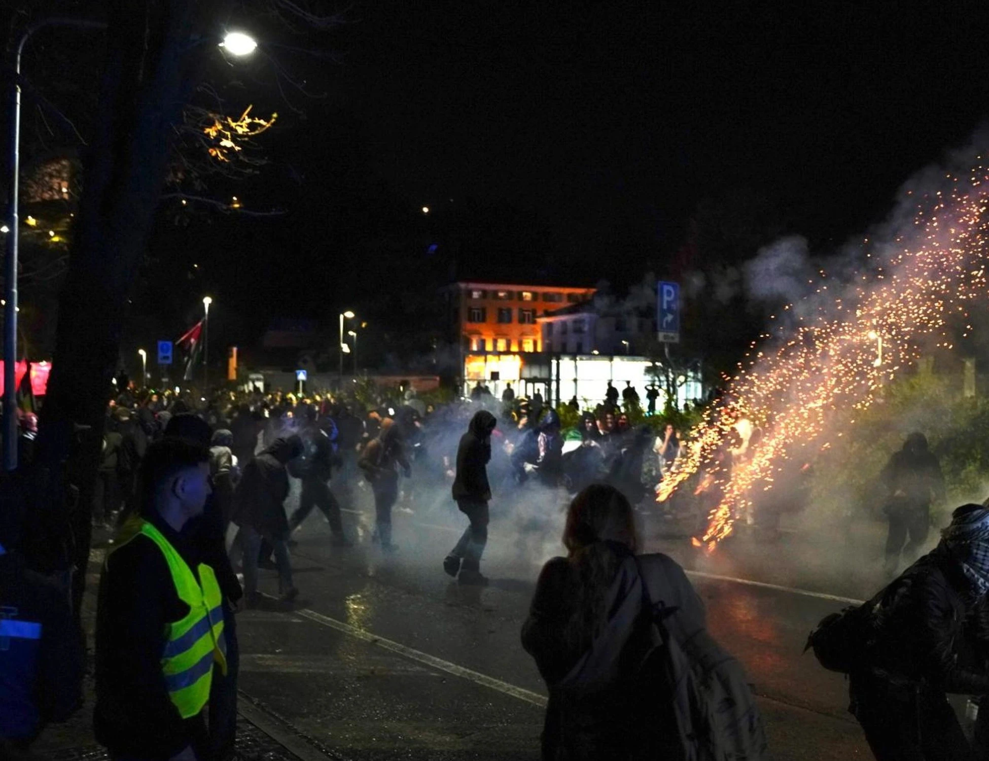 Piantedosi zittisce Amnesty sugli scontri di Udine: "Pietoso rovesciare la realtà"