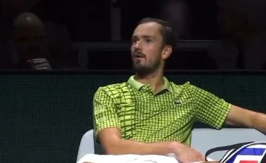 Daniil Medvedev impazzisce per le palline: "Saliva per compiacere!"