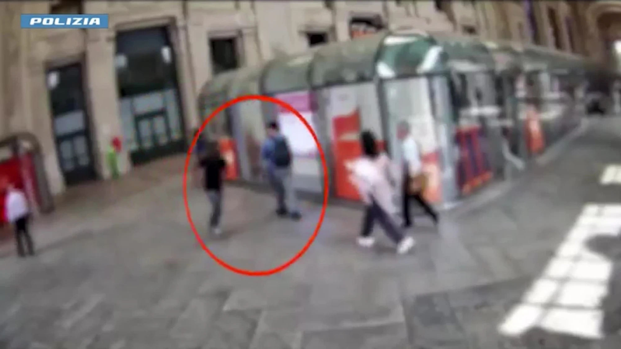 Milano, finge di aiutare il turista ma gli porta via 140 euro: arrestato 36enne ivoriano
