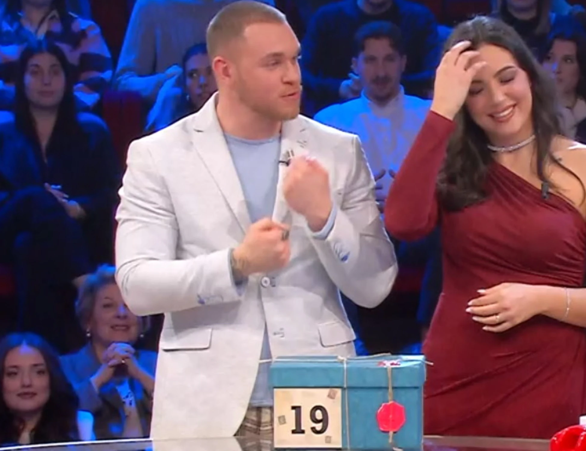 Affari Tuoi, il marito di Paola massacrato in diretta: "Si è vestito al buio"