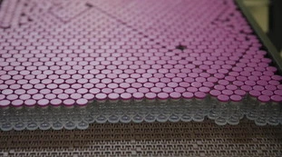 Vaccino, è Pfizer il siero col maggior numero di effetti collaterali: "Meno gravi e subito dopo la somministrazione"