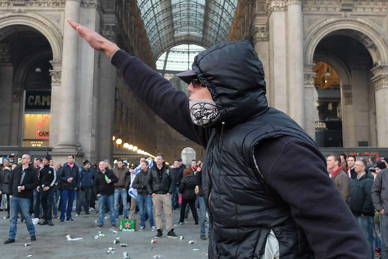 Saluto romano, clamorosa decisione dei giudici: la sentenza che fa la storia, cosa succede a chi lo fa