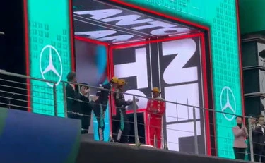 Gp Cina, sfondone sul palco: "Raikkonen vince la gara!". Ma è Kimi Antonelli...