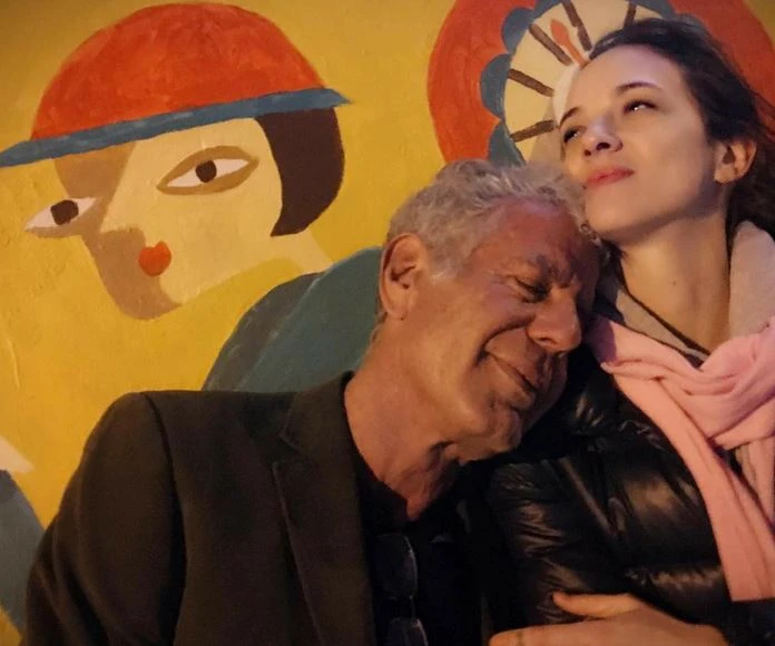 Anthony Bourdain suicida, mamma Bastianich e il drammatico sospetto sul fidanzato di Asia Argento