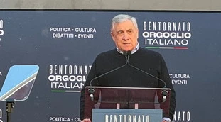 Atreju, malore mentre parla Tajani poi la svolta: "Miracolo di Berlusconi"