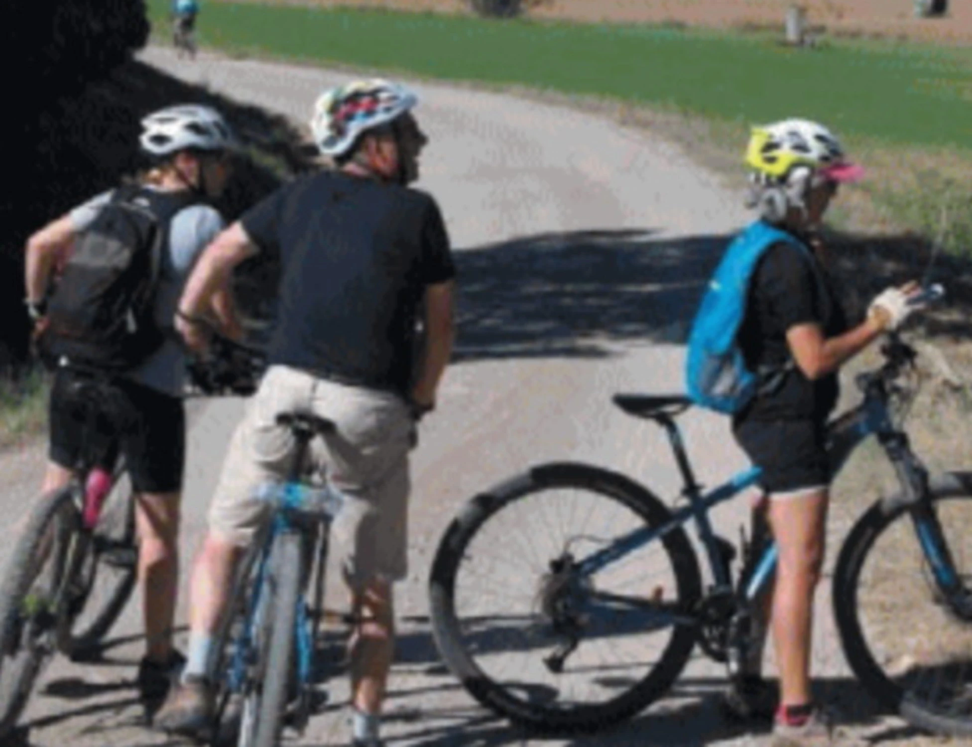 Sirtori, il paese caccia i ciclisti: "Si lavano al cimitero e disturbano"