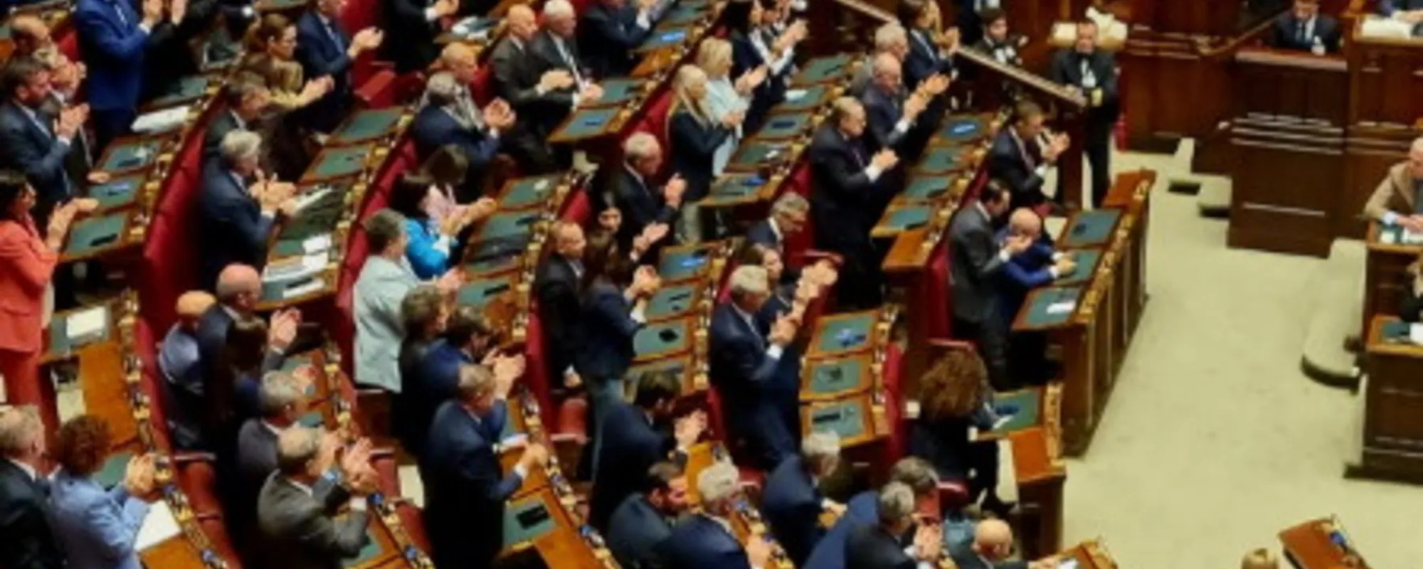 "Io non scappo". Meloni attacca, Montecitorio esplode: è ovazione