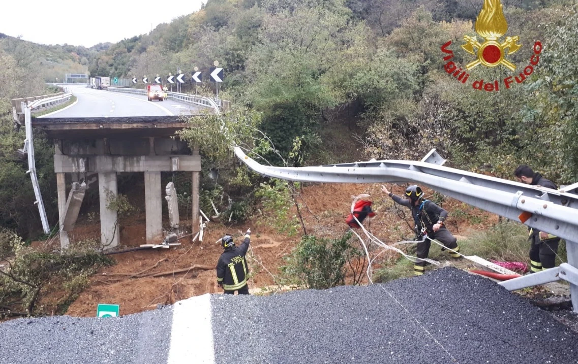 Maltempo, crolla un altro viadotto in Liguria. Una donna morta ad Alessandria