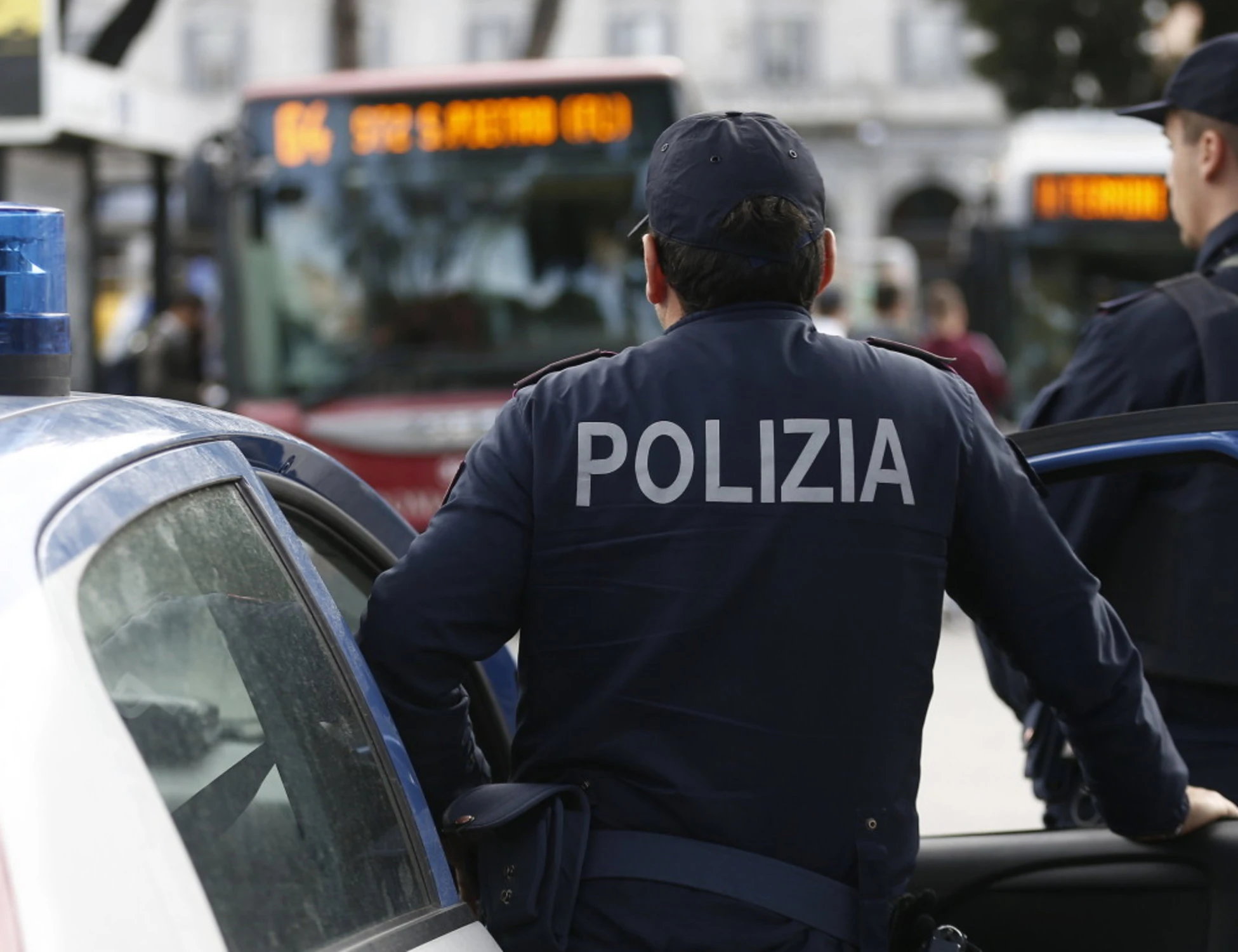 Roma, nigeriano accoltella una 28enne e semina il panico in stazione: dove lo hanno beccato