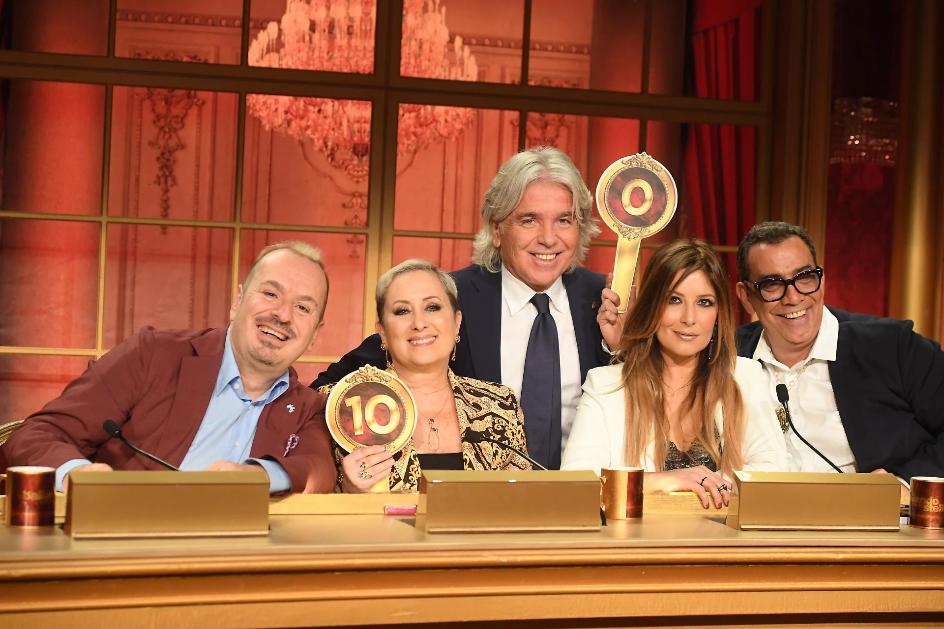 Ballando con le stelle, Selvaggia Lucarelli: "La prossima settimana...". Milly Carlucci e Maria De Filippi, terremoto