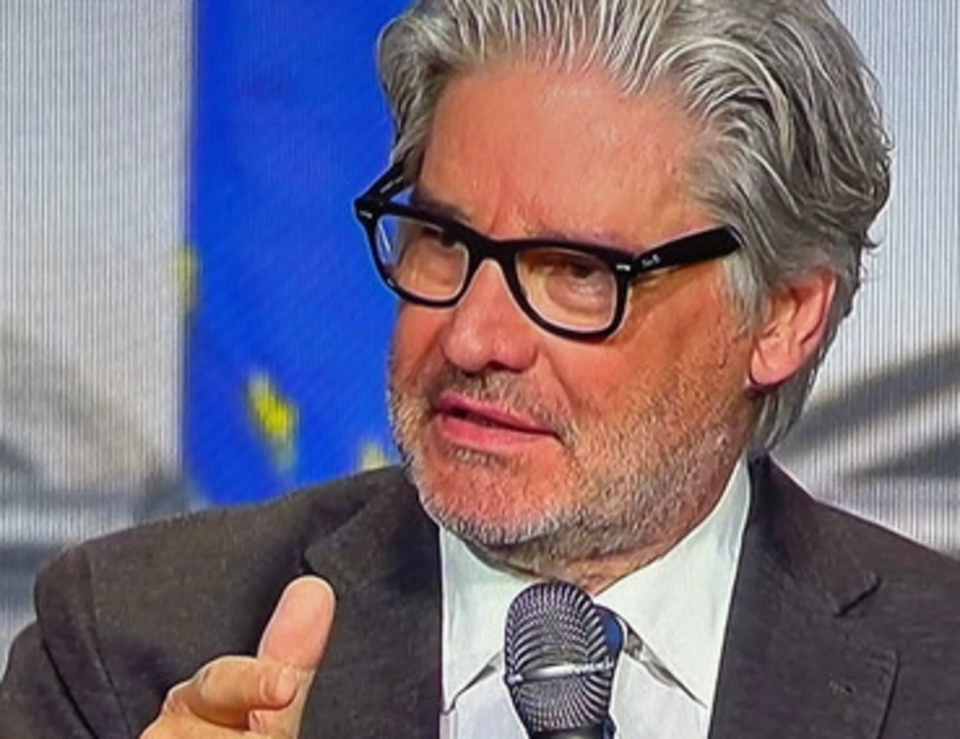 Paolo Del Debbio spiana Macron: "Bimbo, non capisci nulla"