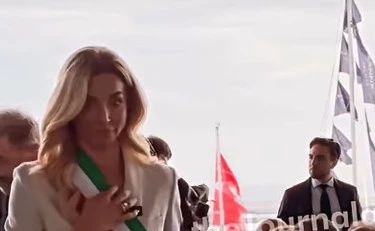 Silvia Salis saluta Giorgia Meloni: occhio alla sua faccia