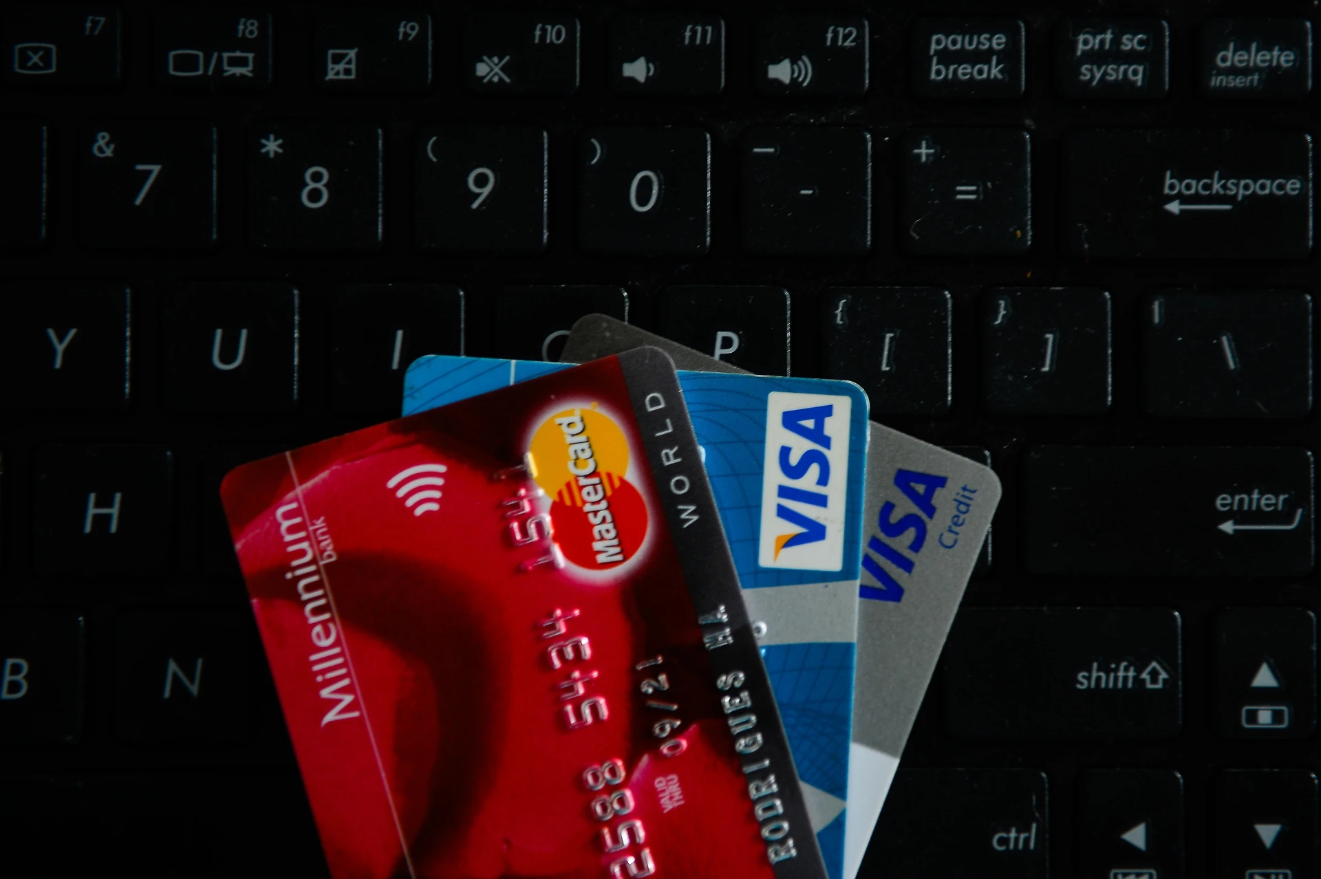 Striscia la Notizia e la truffa di bancomat e carte di credito: sovrapprezzo, come ti derubano