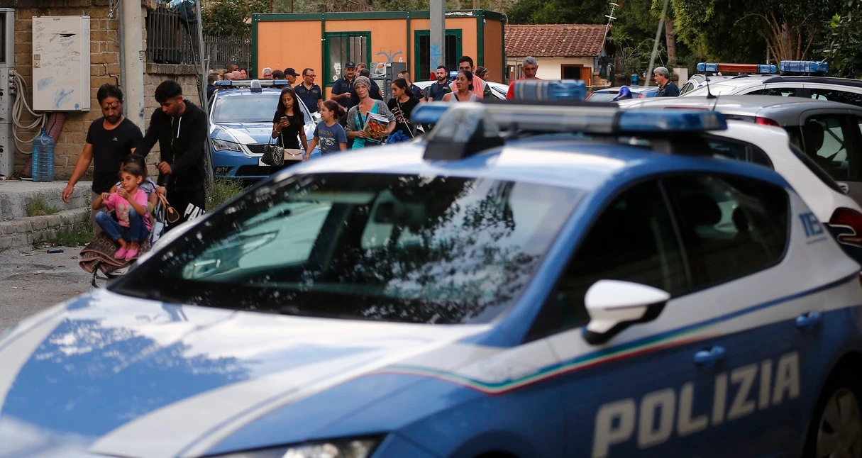 Rom, agenti di polizia accerchiati dentro il campo costretti a sparare per non essere assaliti