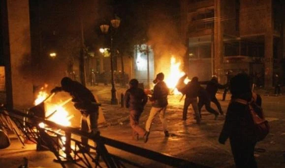 Grecia, ancora scontri ad AteneStasera il voto sul "pacchetto austerità"