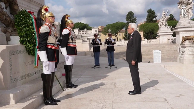 2 Giugno, Mattarella depone una corona d'alloro sulla tomba del Milite Ignoto