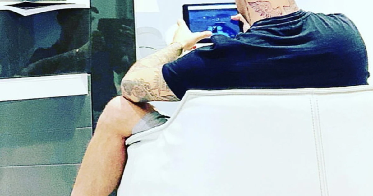 Mirko Tocchio e il suo ‘Love’ di gomma fanno infuriare Cartier