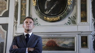 Macron a processo per il Papa: "Perché vado da lui", pubblica umiliazione