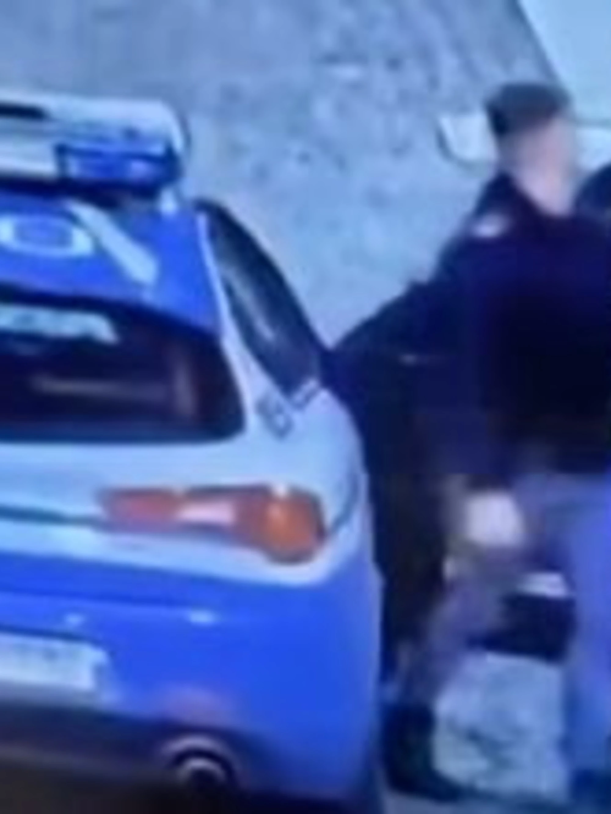 Arrestato per i calci alla volante? Assurdo: cosa rischia il poliziotto