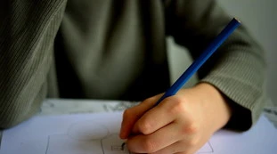 Napoli, l'insegnante lo rimprovera? L'alunno sferra un pugno