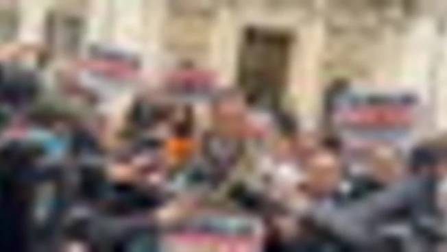 Legge elettorale, flash mob di +Europa e Psi: "Stop al Meloncellum"