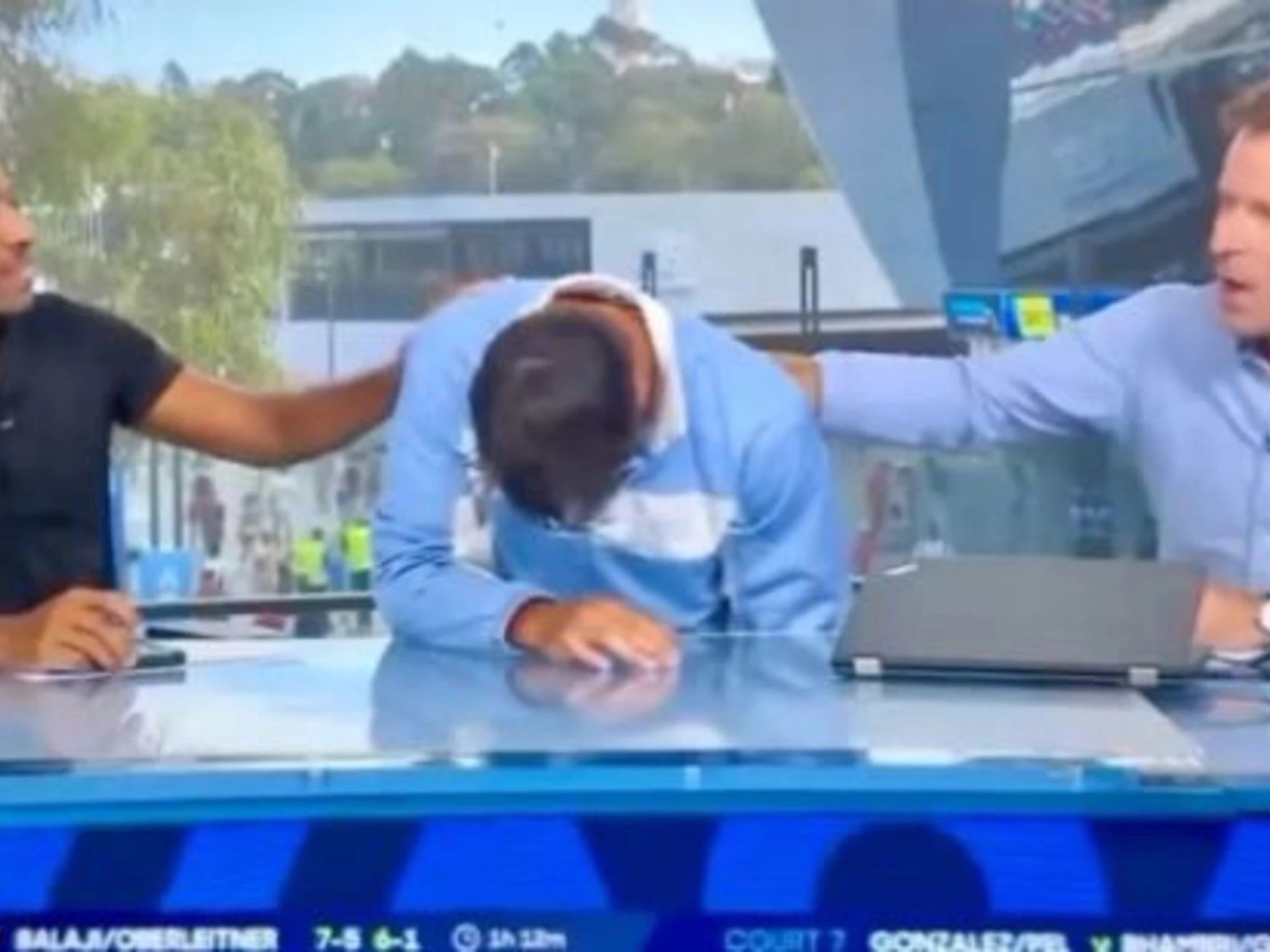 Australian Open, Luciano Darderi si "accascia" in diretta tv: "Scusate" 