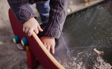 Arezzo, bimbo di 2 anni muore soffocato: la tragedia nel giardino dell'asilo