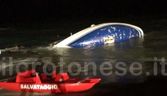Migranti, tornano a sbarcare in Italia: in barca a vela nella notte, il pessimo segnale per Salvini