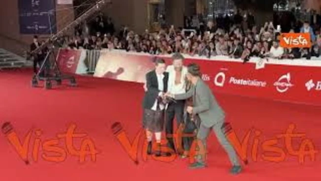 Jovanotti posa per i fotografi con moglie e figlia sul red carpet della Festa del Cinema di Roma