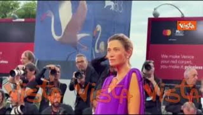 Venezia 83, Anna Foglietta (in viola) con il marito Paolo Sopranzetti sul red carpet