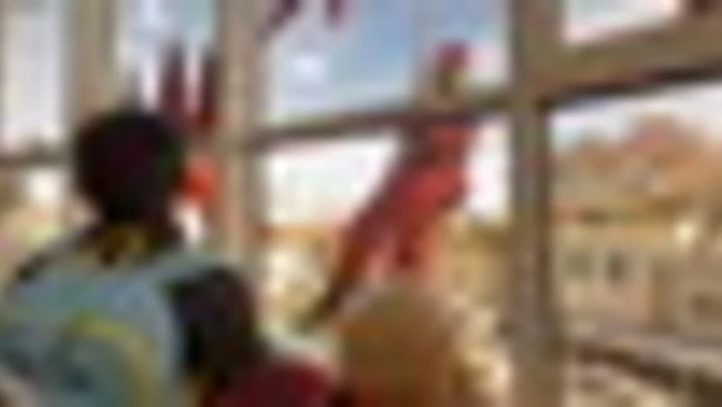 Babbi Natale si calano davanti al Bambino Gesù per i piccoli pazienti