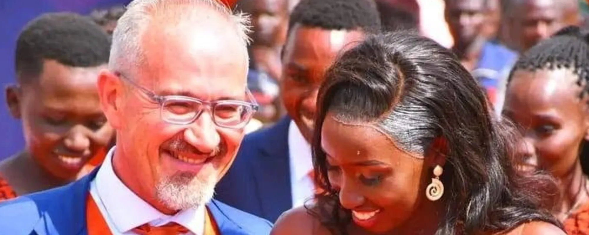 L'ex parroco molla tutto e si sposa: clamoroso, chi è la moglie