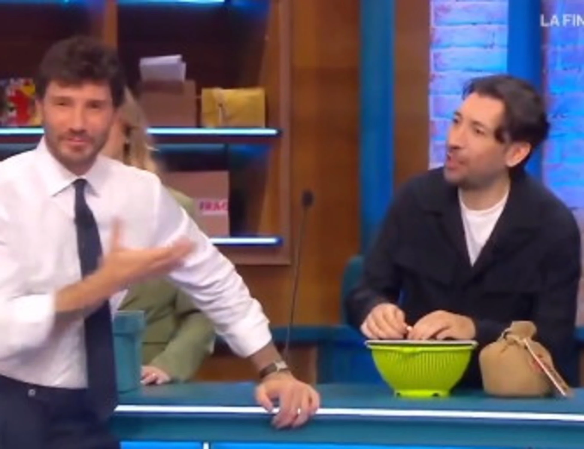 Affari Tuoi, De Martino replica all'hater di Herbert Ballerina: "Hai ragione, fa schifo"