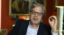 Vittorio Sgarbi, lo sfogo a L'aria che tira: "Lo sci è libertà. Ma non posso difendervi: Fico me lo impedisce". E lo studio si scatena