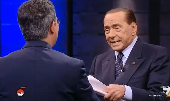 DiMartedì, Silvio Berlusconi stringe la mano a Floris per un minuto: "Ma non...?", non vuole andarsene