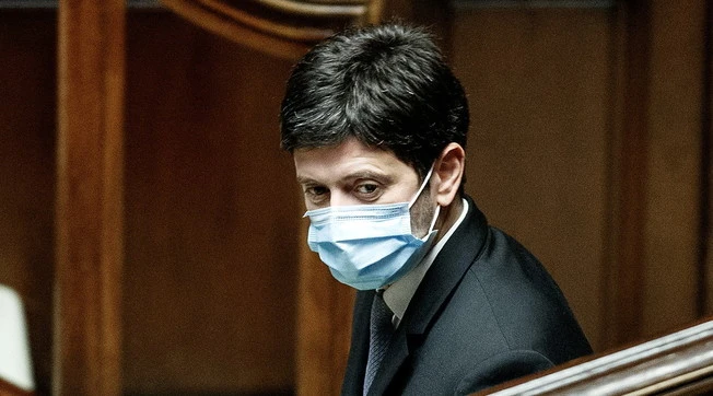 Vaccino, Roberto Speranza vuole immunizzare gli under-12? Pietro Senaldi: perché il ministro va fermato