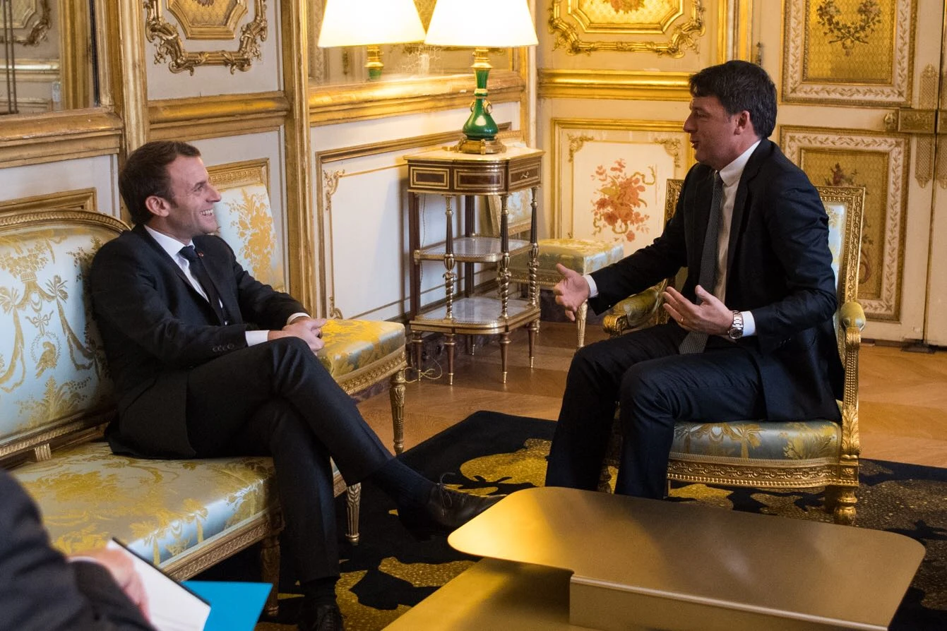 Matteo Renzi, mossa kamikaze da Emmanuel Macron: immigrazione, attacca Marco Minniti