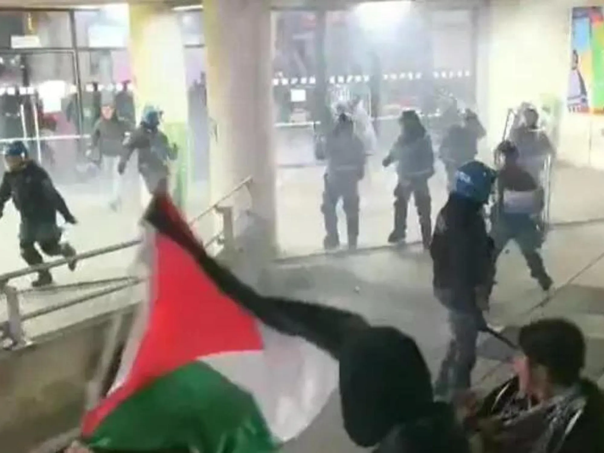 Leggi l'articolo: Assalto pro-pal alla stazione di Torino