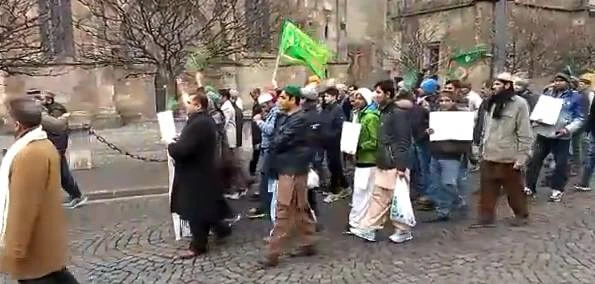 Festeggiano Maometto con innidavanti al Duomo: lo scandalo