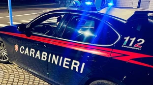 Roma, guardia giurata scopre i ladri nella casa del vicino e spara: finisce male